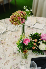 Decoration of the centerpieces of a wedding with the cutlery and vintage details.