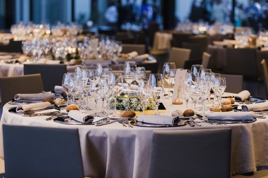 Decoration of the centerpieces of a wedding with the cutlery and vintage details.