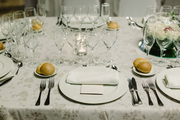 Decoration of the centerpieces of a wedding with the cutlery and vintage details.