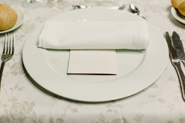 Decoration of the centerpieces of a wedding with the cutlery and vintage details.