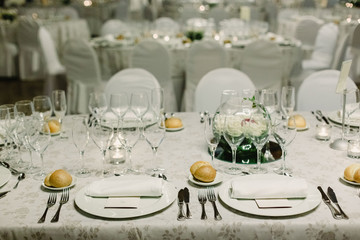 Decoration of the centerpieces of a wedding with the cutlery and vintage details.