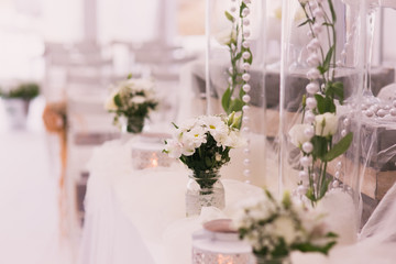 Decoration of the centerpieces of a wedding with the cutlery and vintage details.