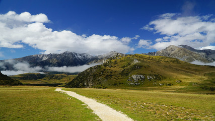 Fototapeta na wymiar Mouintains in clouds, Arthur´s pass, New Zealand