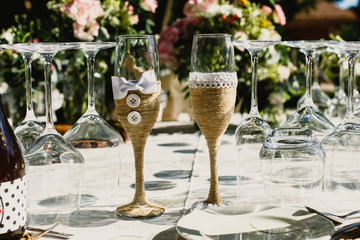 Decoration of the centerpieces of a wedding with the cutlery and vintage details.