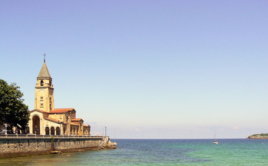 Iglesia San Pedro en la costa de Gijón, Asturias. España. Europa