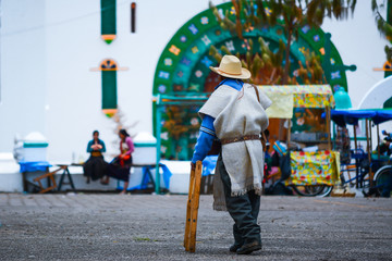 Señor camina con su bastón por la plaza principal de San Juan Chamula Chiapas.