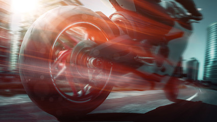 Motorrad bei voller Fahrt in einer Stadt