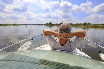 Ein Mann relaxt auf einem Boot auf der Oder