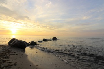 traumhaft schöner Sonnenuntergang an der See, Konzept Seebestattung, Trauer, Tod
