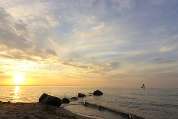 schöner Sonnnenuntergang an der Ostsee, stand up paddling