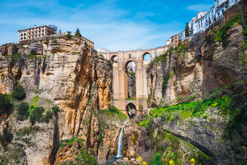 Landschaft mit der Tajo-Schlucht und Steinbrücke, Ronda, Spanien