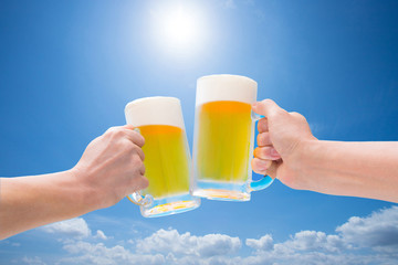 青空のもと生ビールで乾杯