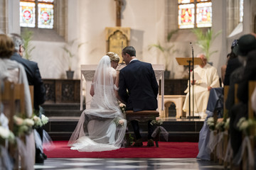 Mariés à l'église