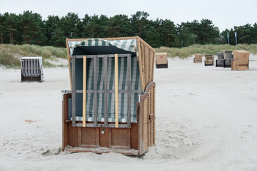Abgesperrter Strandkorb an der Ostsee