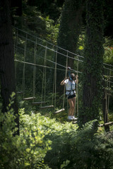 Obraz premium parque de aventuras en el bosque