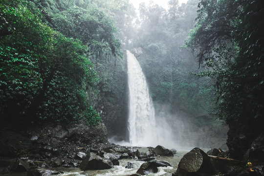 Fototapeta Wodospad Bali Nung-Nung w głębokiej dżungli