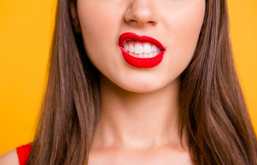 Fototapeta premium Zamyka w górę cropped fotografii duży pełny warg brunetki włosy odizolowywający na żywym żółtym tle