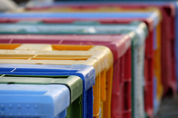 Fischkisten in verschiedenen Farben