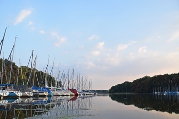 Jachthafen mit Segelbooten an einem warmen Sommertag