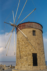 Leuchtturm und Windm&uuml;hle neben den Schiffen im Hafen von Rhodos-Stadt