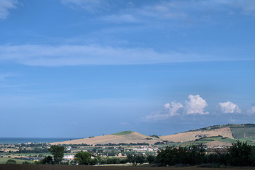 Obraz premium panorama,landscape,italy,hill,field,agriculture,countryside,horizon,view,sea,blue,cloud,summer,crops