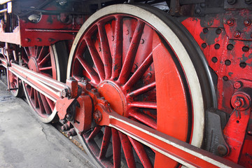 czerwone koło lokomotywy
