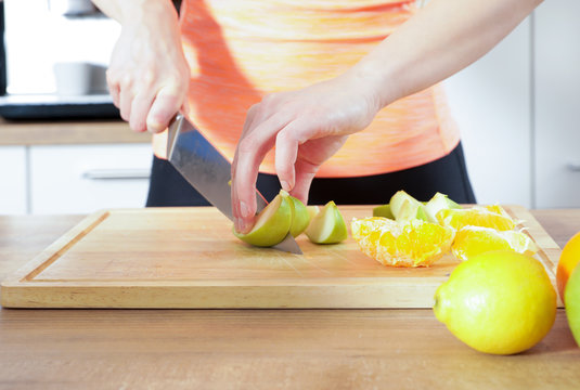 h&uuml;bsche blonde Frau m&auml;dchen macht einen smoothy mit einem mixer in der K&uuml;che
