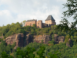 Fototapeta na wymiar Blick auf die Burg Nideggen aus dem Rurtal in der Nordeifel
