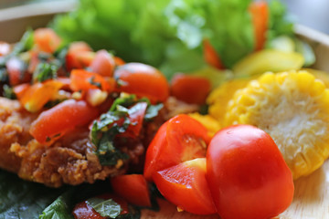 家庭菜園のトマトを使った朝食