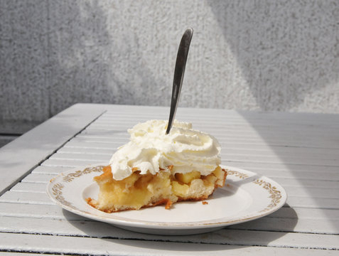 Apflekuchen mit Decke und Sahne Schlagsahne