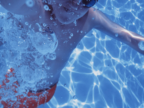 Ni&ntilde;o buceando