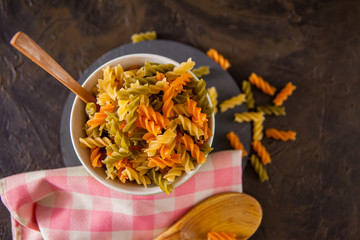 Pasta fusilli de colores