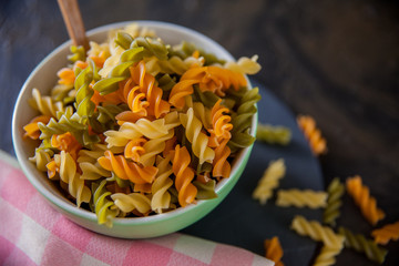 Bol con pasta de colores