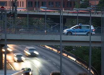 Polizeistreife beobachtet Stadtautobahn A100 in Berlin