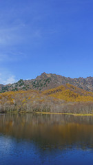 Fototapeta na wymiar 秋の鏡池の風景
