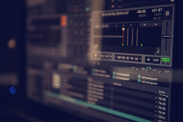 Obraz premium Dj software on a computer screen, shallow focus
