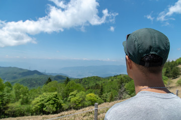 Fototapeta na wymiar 登山する男性　大菩薩嶺からの風景