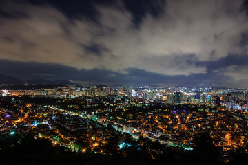 Fototapeta na wymiar The night view of Namsan
