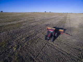Tractor y maquinaria agricola , sembrando, La Pampa, Argentina