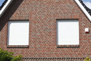 Fenster mit heruntergezogenen Rolläden