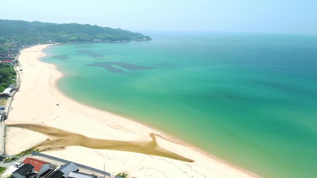 ドローン空撮 夏のビーチ 回り込み