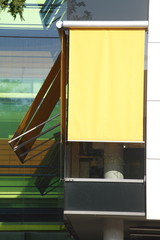 Fenster mit heruntergezogener gelber Jalousie