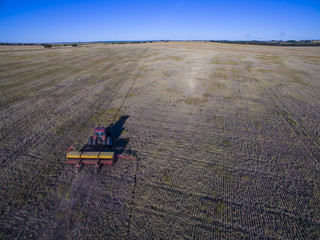 Tractor y maquinaria agricola , sembrando, La Pampa, Argentina
