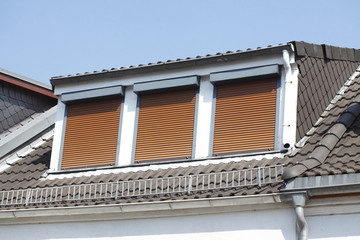 Fenster mit heruntergezogenen Rolläden