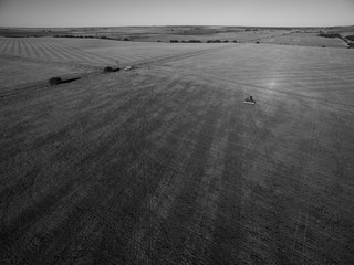 Tractor y maquinaria agricola , sembrando, La Pampa, Argentina