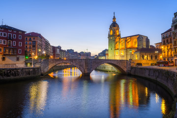 Obraz premium panoramic view of bilbao old town with san Anton church at background, Spain