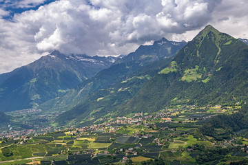 Fototapeta na wymiar Blick vom Schenner Waalweg auf Dorf Tirol und das Vinschgau über Schenna bei Meran, Südtirol