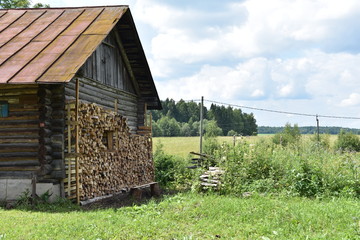 Дом с поленницей  дров © Antonina