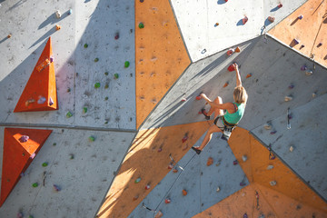 The climber trains on an artificial relief.