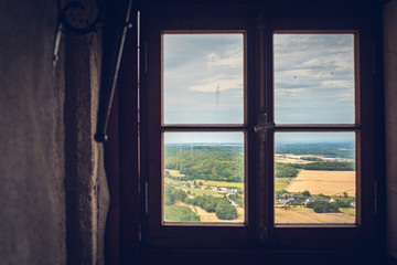 Fensterrahmen mit Blick in die Landschaft
